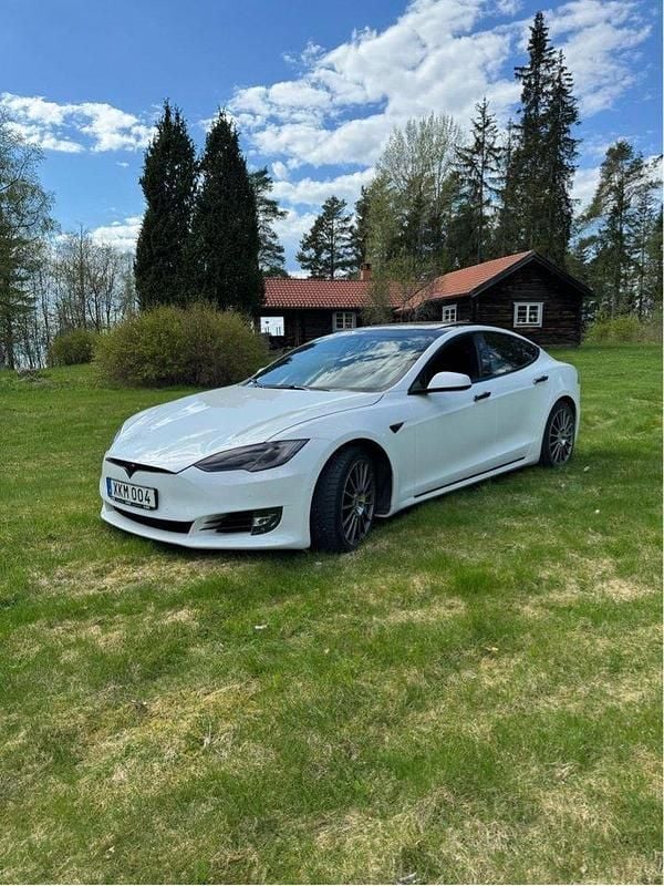 Vit Begagnad 2018 Tesla Model S Sedan | 321 000 kr (Marknadspris) - Bild 1/4