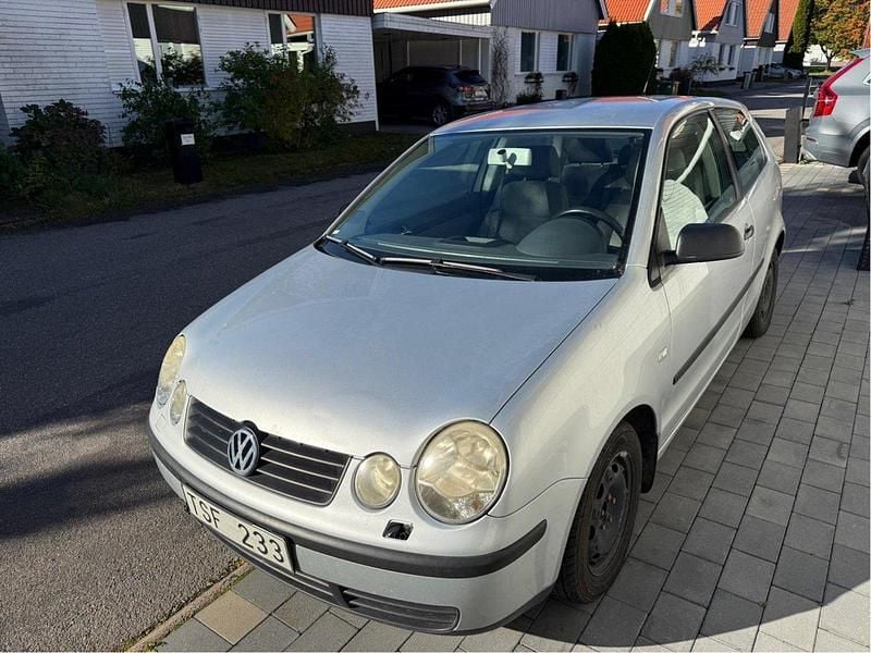 Silver Begagnad 2003 VW Polo Halvkombi | 29 000 kr (Marknadspris) - Bild 1/4