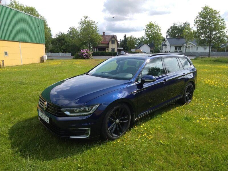 Blå Begagnad 2018 VW Passat GTE Kombi | 199 000 kr (Bra pris) - Bild 1/4