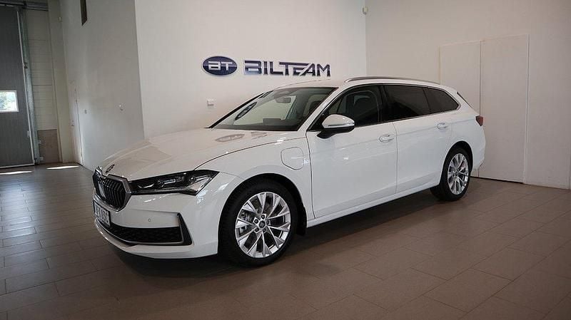 Vit Ny 2025 Skoda Superb Selection Kombi | 475 000 kr (Marknadspris) - Bild 1/4