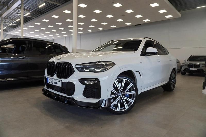 Vit Begagnad 2021 BMW X6 M Sport SUV | 684 900 kr (Marknadspris) - Bild 1/4