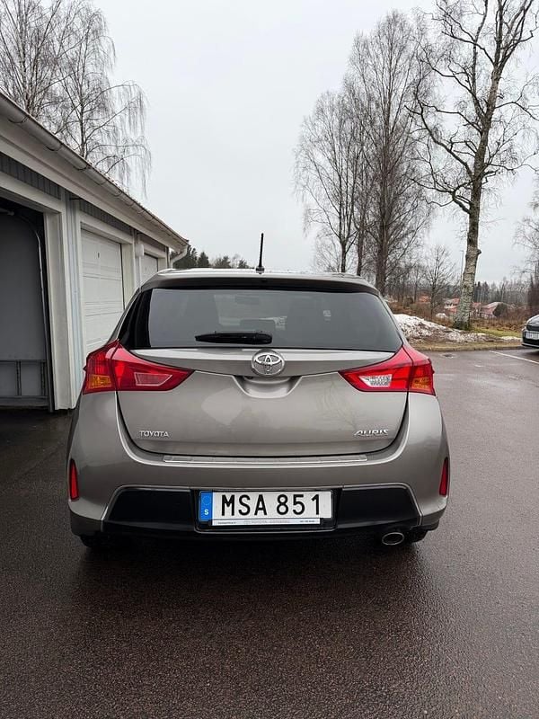 Begagnad Toyota Auris 132 HK (97 kW) 2015 Brunmetallic