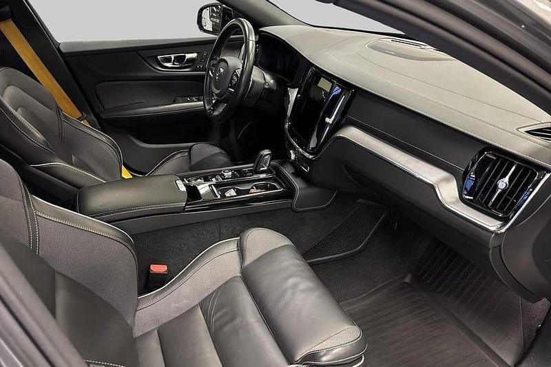 Begagnad Volvo V60 411 HK (302 kW) 2021 Grå Kombi