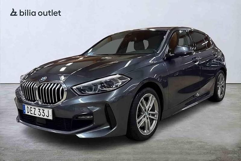 Grå Begagnad 2020 BMW 118 Halvkombi | 239 900 kr (Marknadspris) - Bild 1/1
