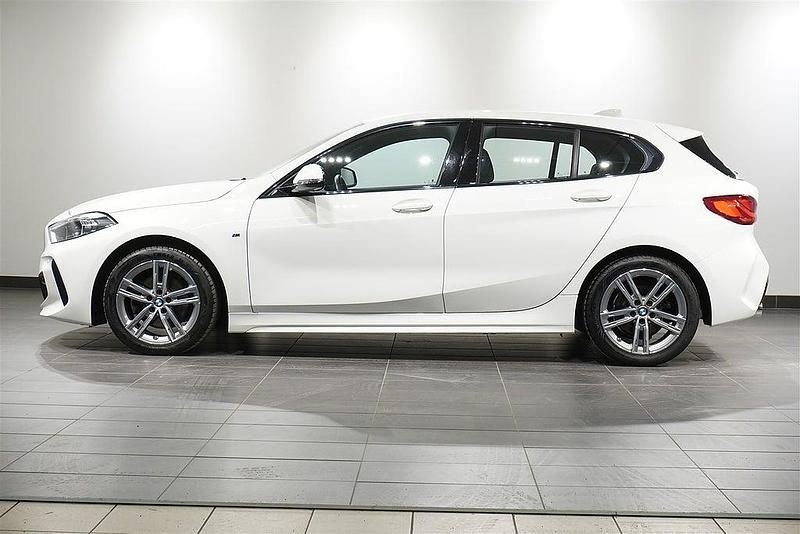 Begagnad BMW 118 M Sport 136 HK (100 kW) 2022 Vit Halvkombi
