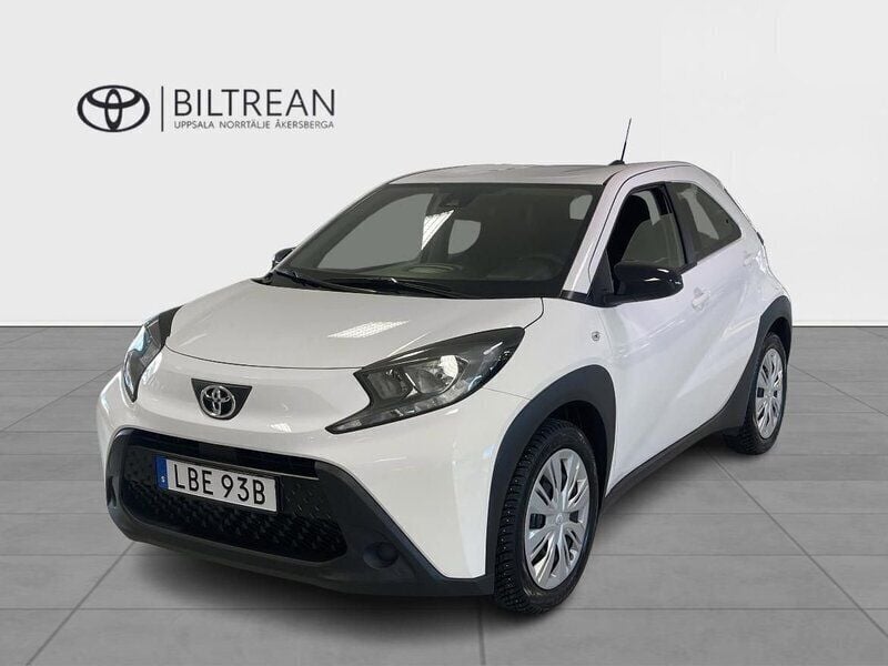 Vit Begagnad 2022 Toyota Aygo Play Halvkombi | 165 000 kr (Marknadspris) - Bild 1/3