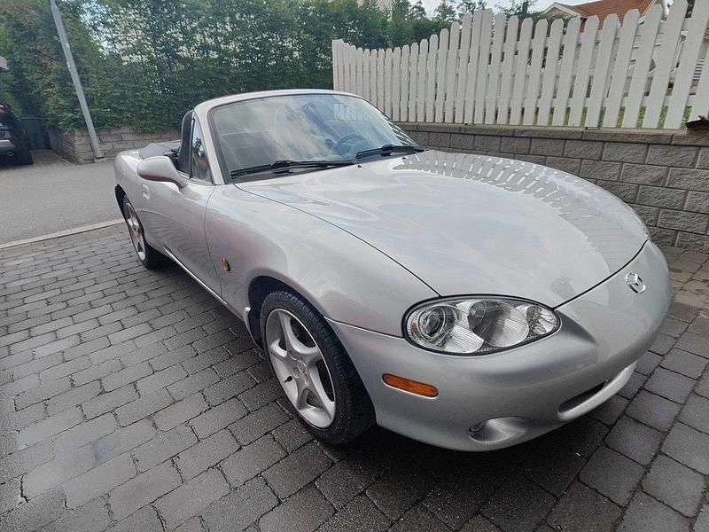 Grå Begagnad 2003 Mazda MX5 Cab | 112 000 kr (Marknadspris) - Bild 1/4