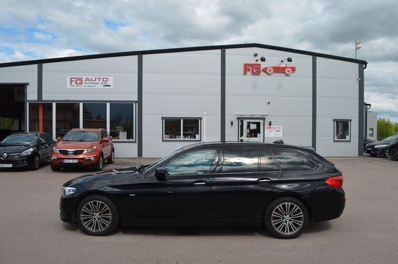 Svart Begagnad 2018 BMW 520 Sport Line Kombi | 209 899 kr (Bra pris) - Bild 1/4