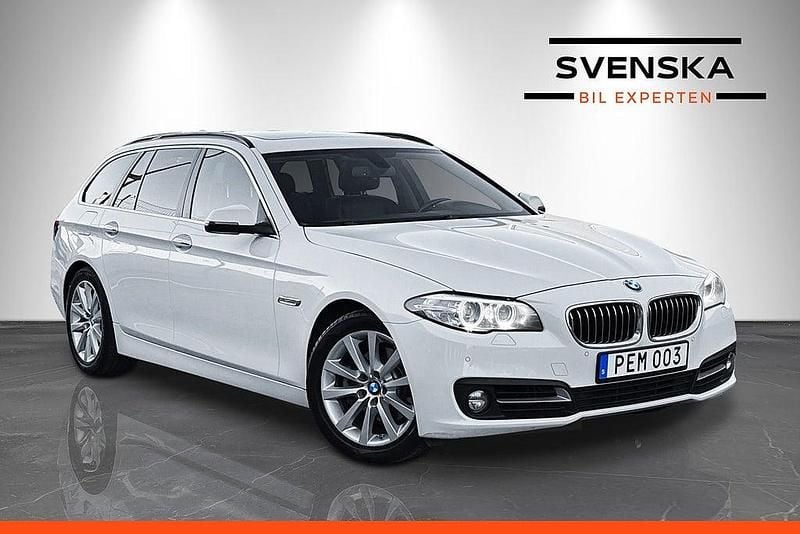 Vit Begagnad 2017 BMW 520 Comfort Edition Kombi | 209 900 kr (Bra pris) - Bild 1/4