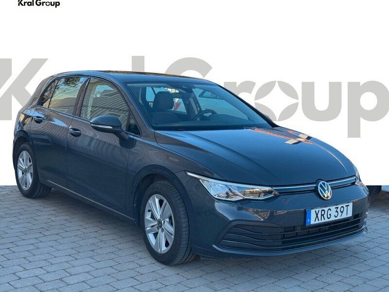 Grå Begagnad 2022 VW Golf VIII Halvkombi | 204 980 kr (Marknadspris) - Bild 1/4