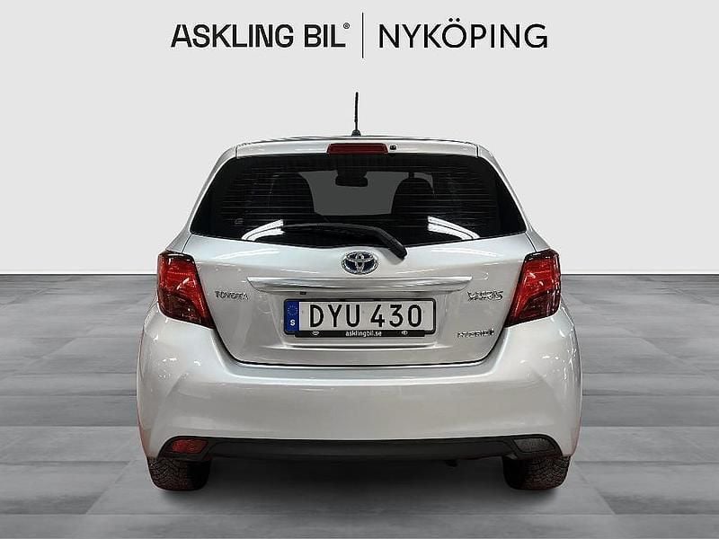 Begagnad Toyota Yaris Hybrid Active 101 HK (74 kW) 2014 Silver Halvkombi