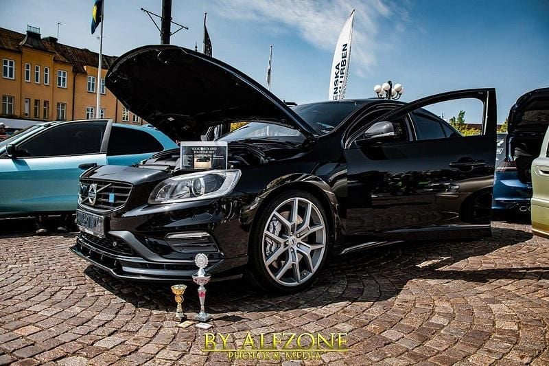 Svart Begagnad 2015 Volvo S60 R-Design Sedan | 299 999 kr - Bild 1/4