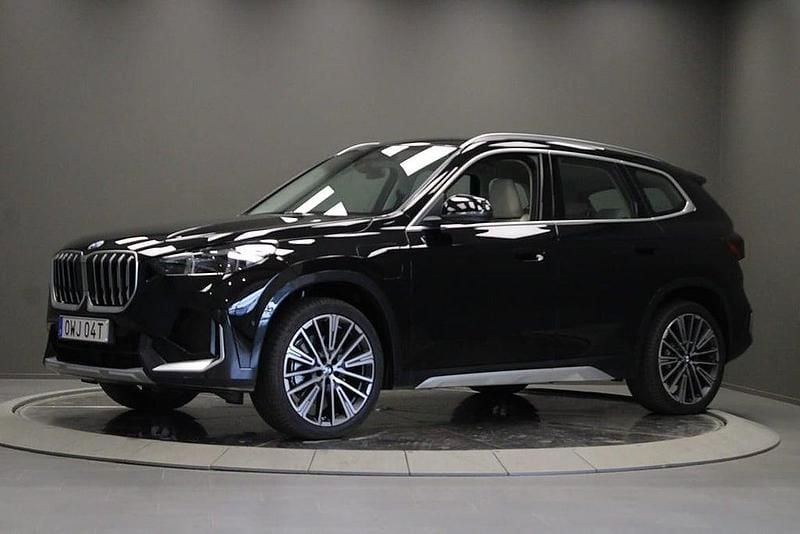 Svart Ny 2026 BMW X1 Comfort Edition SUV | 639 000 kr - Bild 1/4