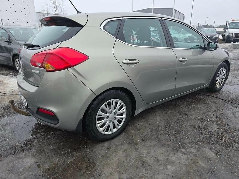 Begagnad Kia Ceed Comfort 110 HK (80 kW) 2014 Grå Halvkombi