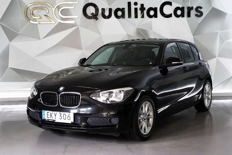 Svart Begagnad 2012 BMW 118 Halvkombi | 104 900 kr (Marknadspris) - Bild 1/4