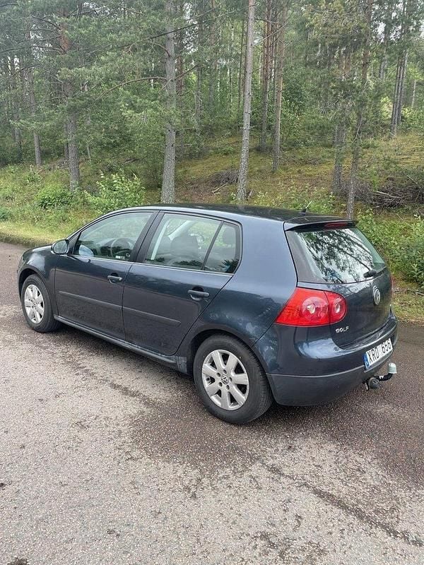 Blå Begagnad 2006 VW Golf V Trendline Halvkombi | 32 000 kr (Marknadspris) - Bild 1/4