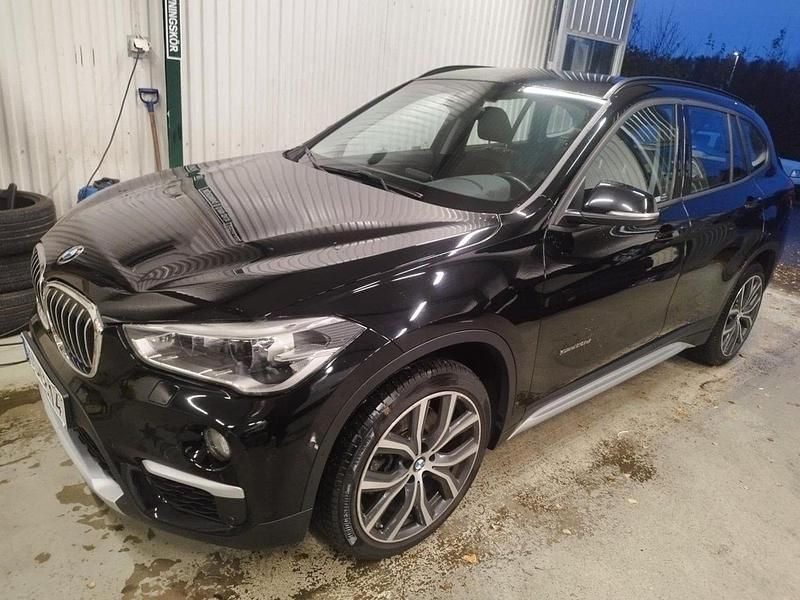 Svart Begagnad 2016 BMW X1 xLine SUV | 189 900 kr (Marknadspris) - Bild 1/3