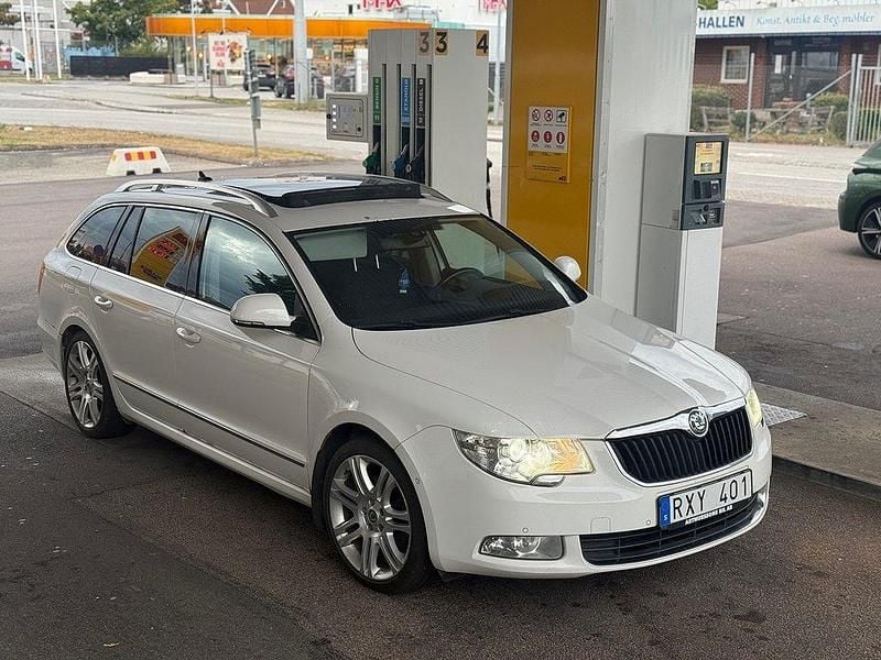 Vit Begagnad 2010 Skoda Superb Elegance Kombi | 55 000 kr (Superpris) - Bild 1/4