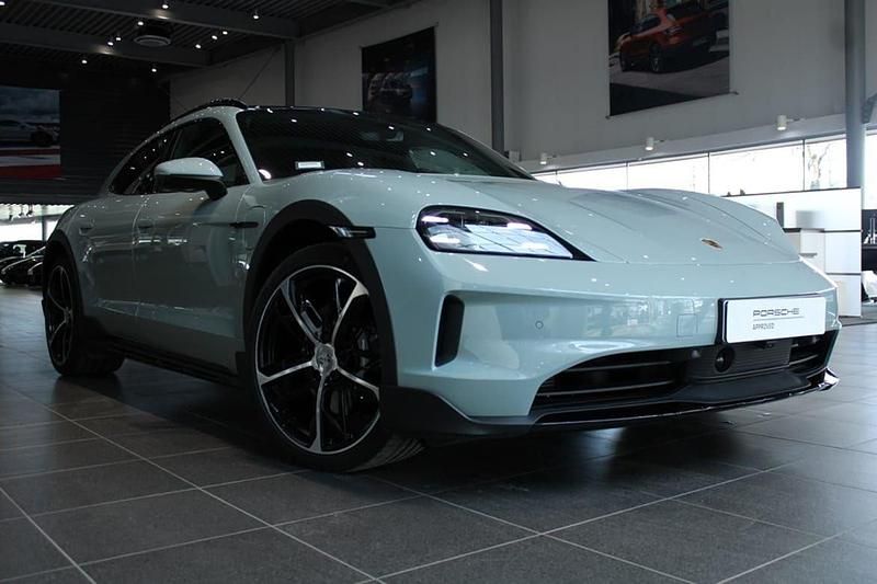 Grön Begagnad 2024 Porsche Taycan Cross Turismo Sedan | 1 195 000 kr - Bild 1/4