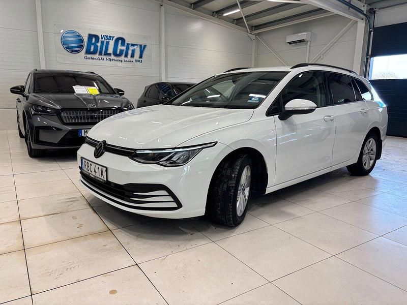 Vit Begagnad 2024 VW Golf VIII Kombi | 299 900 kr (Marknadspris) - Bild 1/4