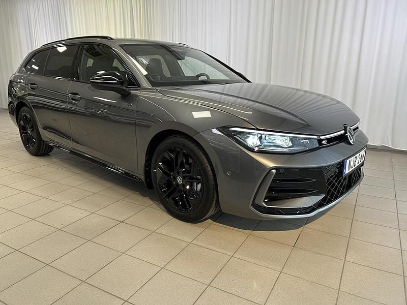 Grå Ny 2026 VW Passat | 536 200 kr (Marknadspris) - Bild 1/4