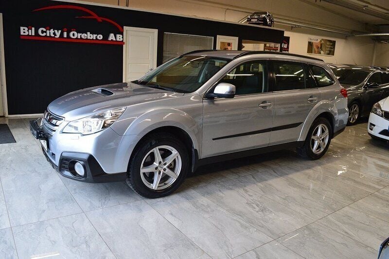 Silver Begagnad 2013 Subaru Outback SUV | 94 900 kr (Marknadspris) - Bild 1/4
