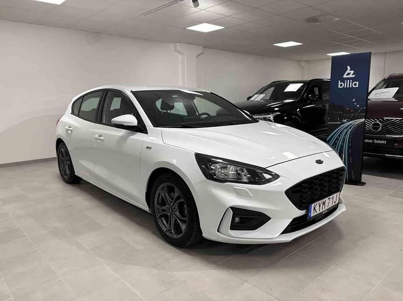 Vit Begagnad 2019 Ford Focus Halvkombi | 134 900 kr (Marknadspris) - Bild 1/1