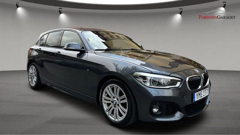 Grå Begagnad 2017 BMW 118 M Sport Halvkombi | 179 900 kr (Marknadspris) - Bild 1/4