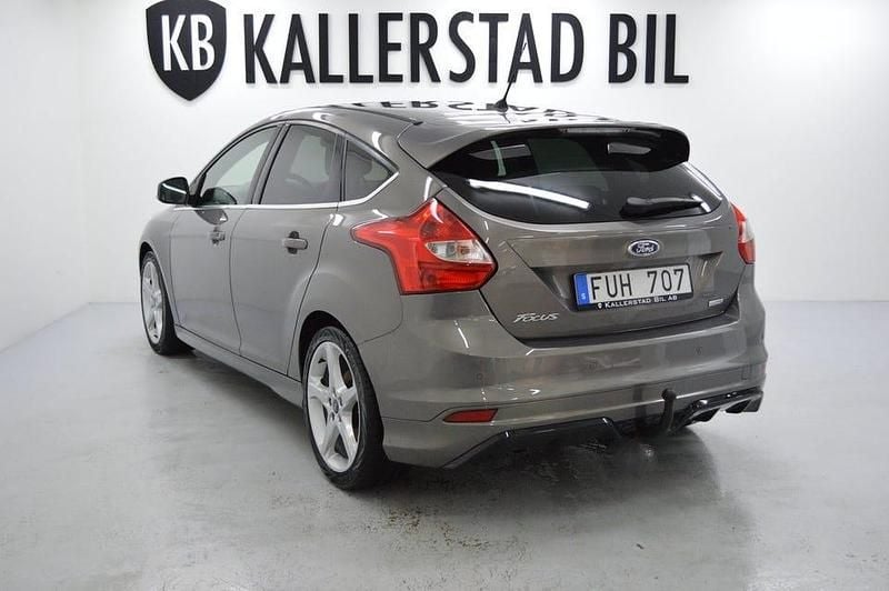 Begagnad Ford Focus Sport 125 HK (91 kW) 2013 Brun Halvkombi