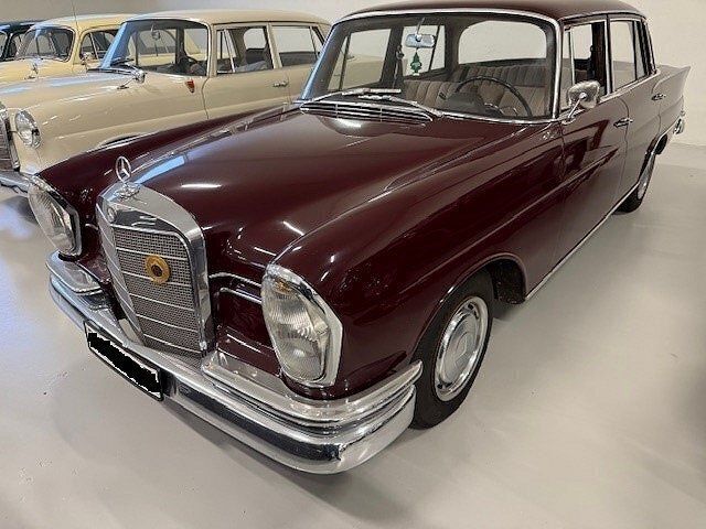 Vinröd Begagnad 1965 Mercedes W111 Sedan | 225 000 kr - Bild 1/4