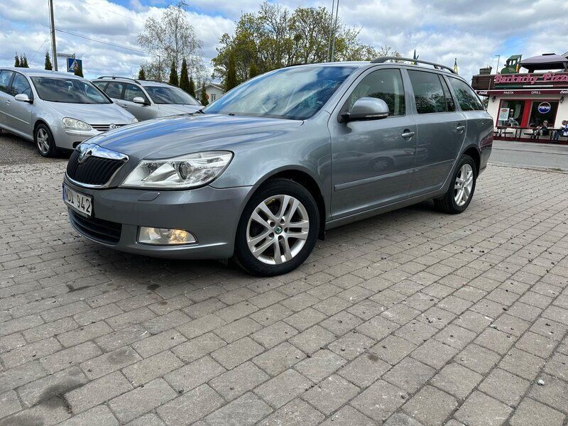 Mörkgrå Begagnad 2012 Skoda Octavia Elegance Kombi | 78 400 kr (Marknadspris) - Bild 1/4
