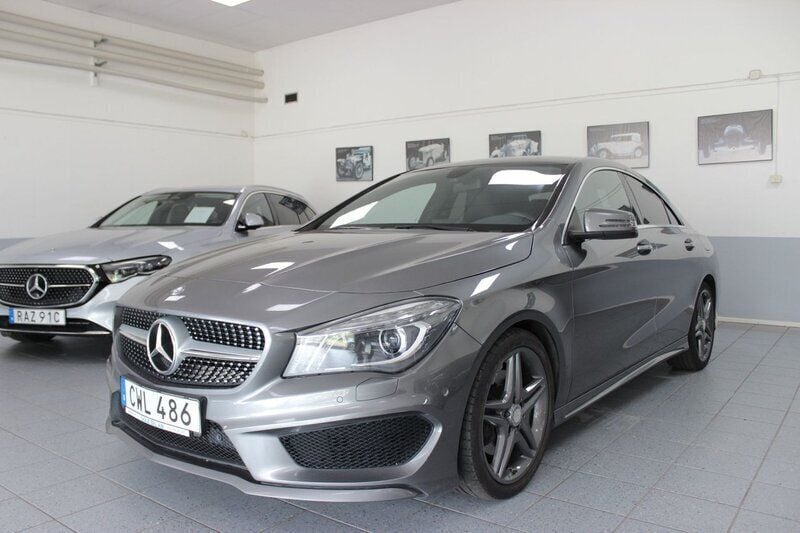 Mörkgrå Begagnad 2014 Mercedes CLA250 AMG Sedan | 209 900 kr (Marknadspris) - Bild 1/4