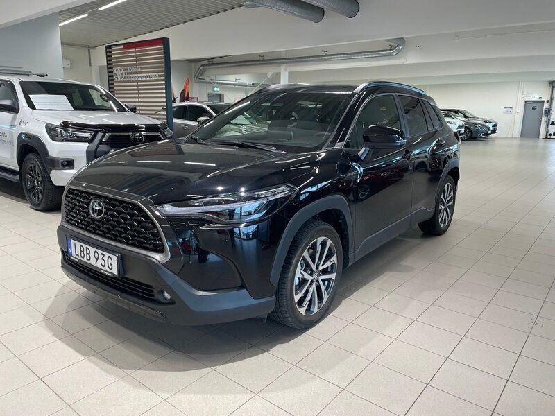 Svart Ny 2024 Toyota Corolla Cross Style SUV | 409 900 kr (Marknadspris) - Bild 1/4
