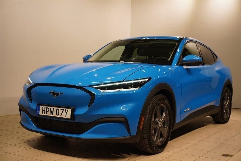 Blå/lila Begagnad 2021 Ford Mustang Mach-E SUV | 439 800 kr (Lite dyr) - Bild 1/4