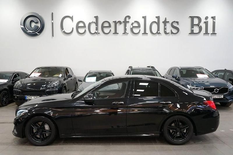 Svart Begagnad 2017 Mercedes C300e AMG | 179 900 kr - Bild 1/4