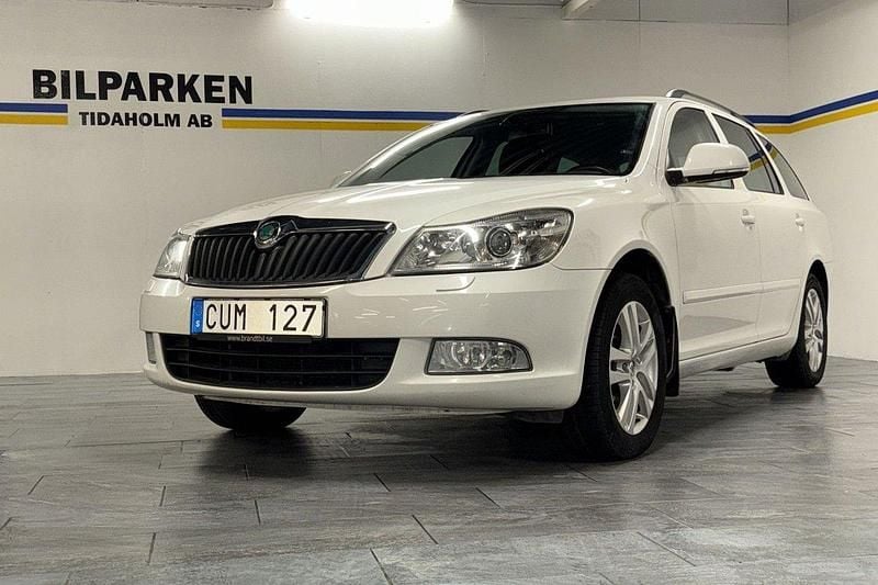 Vit Begagnad 2012 Skoda Octavia Elegance Kombi | 69 900 kr (Marknadspris) - Bild 1/4