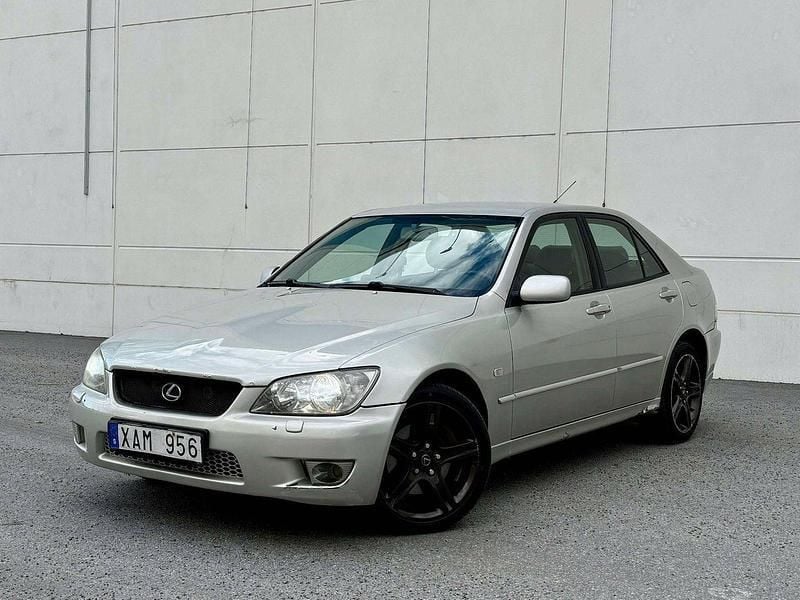 Silver Begagnad 2004 Lexus IS200 Sedan | 25 900 kr - Bild 1/4