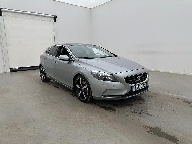 Begagnad Volvo V40 Momentum 190 HK (139 kW) 2015 Silver Halvkombi