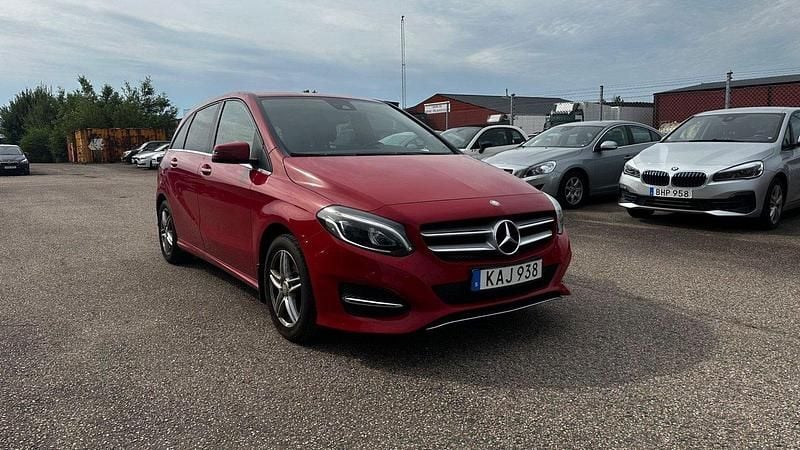 Röd Begagnad 2015 Mercedes B180 Urban Minibuss | 189 500 kr (Lite dyr) - Bild 1/4