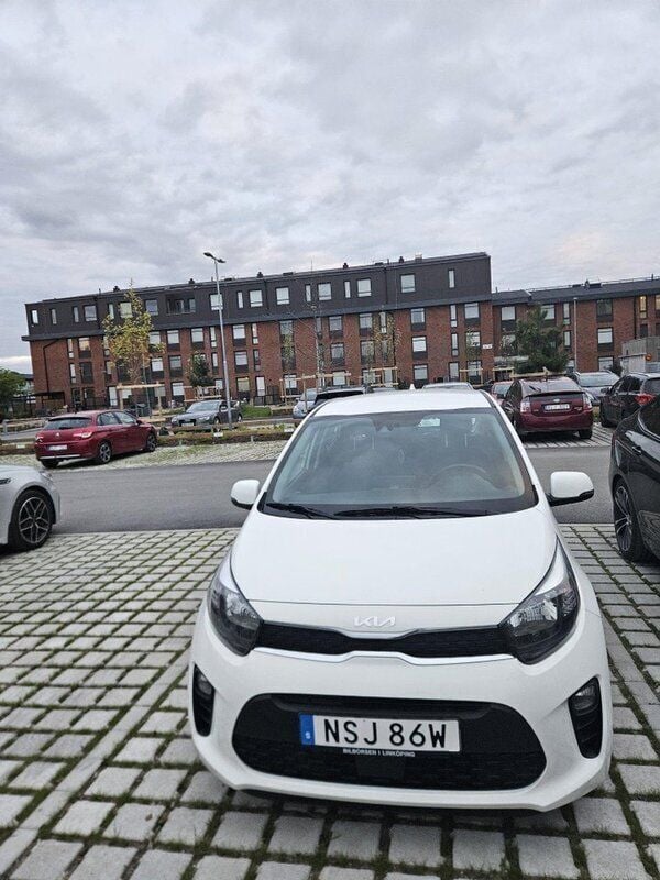Vit Begagnad 2023 Kia Picanto Halvkombi | 160 000 kr (Marknadspris) - Bild 1/4