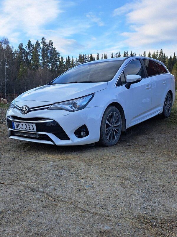 Vit Begagnad 2016 Toyota Avensis Active Kombi | 110 000 kr (Marknadspris) - Bild 1/1