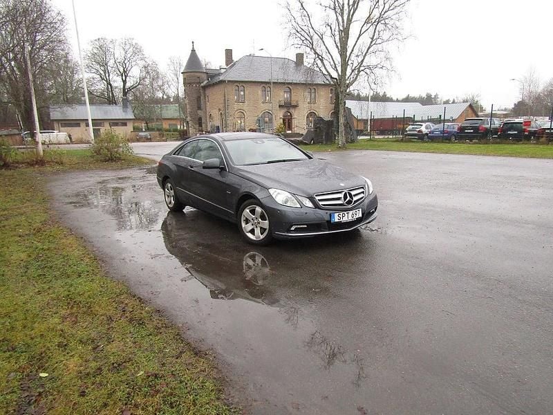 Silvergråmetallic Begagnad 2010 Mercedes E250 Sportkupé | 112 000 kr (Marknadspris) - Bild 1/4