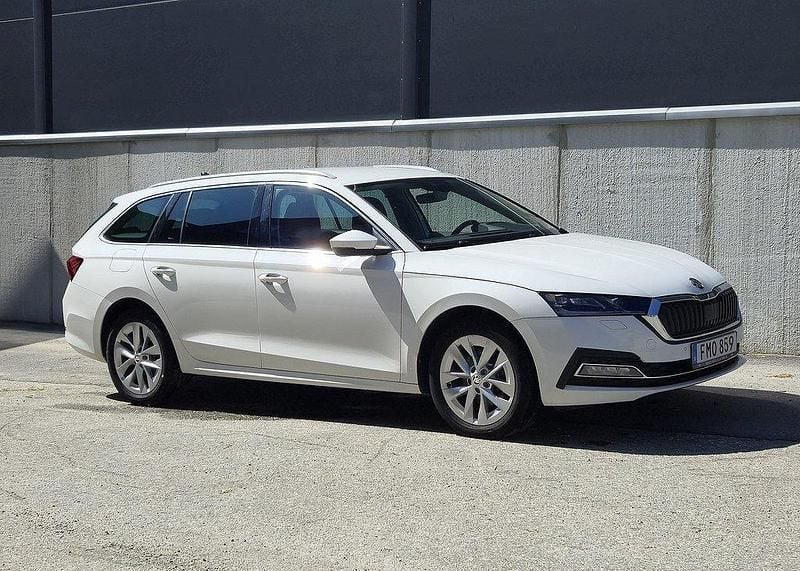 Vit Begagnad 2022 Skoda Octavia Style Kombi | 295 000 kr (Marknadspris) - Bild 1/4