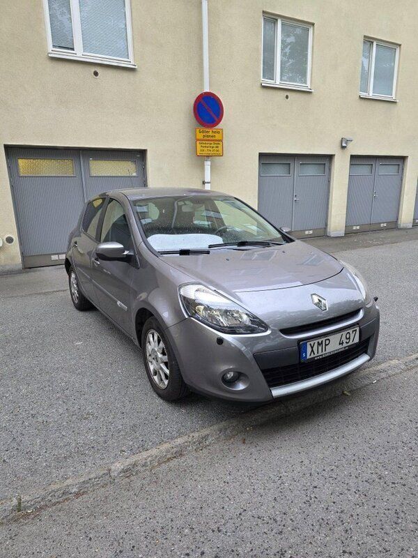 Grå Begagnad 2012 Renault Clio IV Halvkombi | 28 000 kr (Superpris) - Bild 1/4
