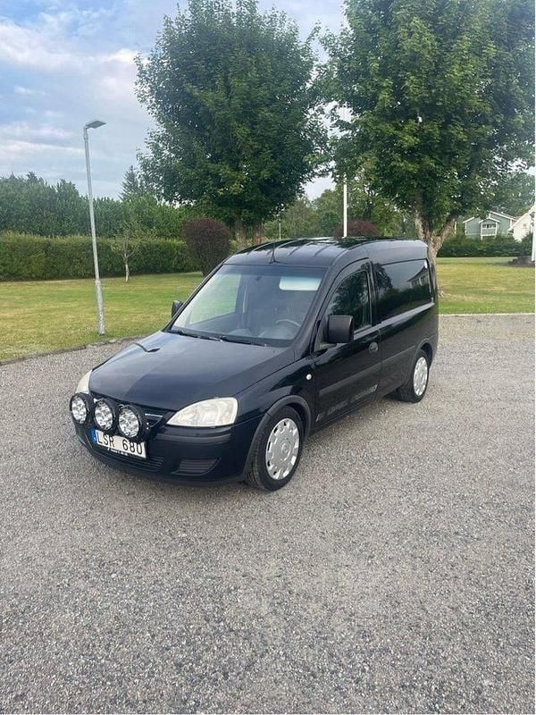 Svart Begagnad 2011 Opel Combo Minibuss | 36 000 kr (Dyr) - Bild 1/4