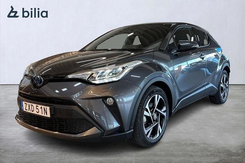 Mörkgrå (grå) Begagnad 2022 Toyota C-HR Edition SUV | 279 000 kr (Marknadspris) - Bild 1/4