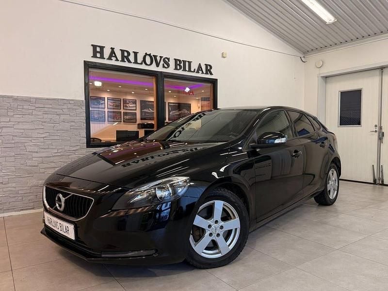 Svart Begagnad 2018 Volvo V40 Halvkombi | 149 900 kr (Marknadspris) - Bild 1/4