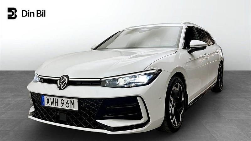 Pure white Begagnad 2025 VW Passat R-line Kombi | 434 900 kr (Dyr) - Bild 1/4
