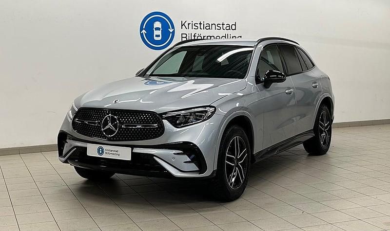 Begagnad Mercedes GLC400d AMG line 381 HK (280 kW) 2023 Silver SUV