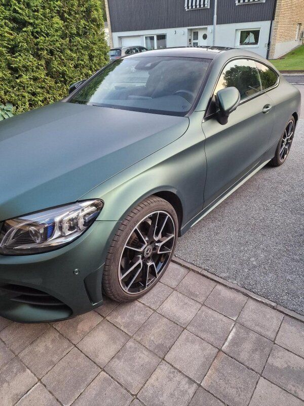 Grå Begagnad 2019 Mercedes C220 AMG line Sportkupé | 385 000 kr (Marknadspris) - Bild 1/4